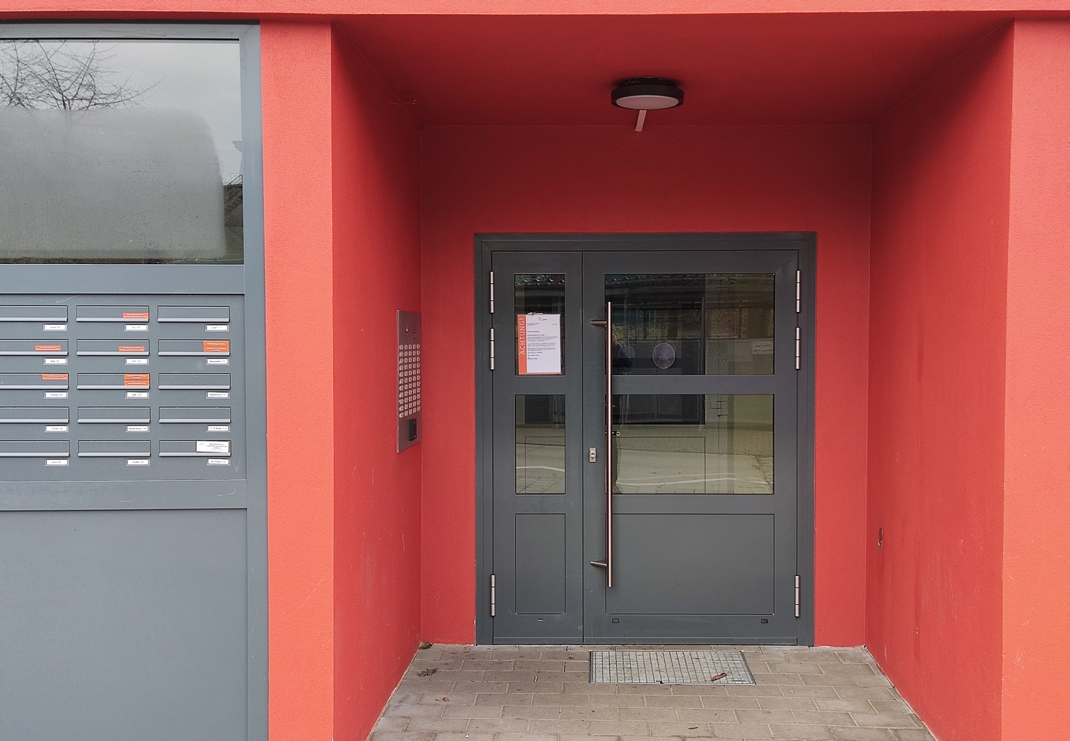 Sanierung von Mehrfamilienhauseingängen in Jena: Die Wahl der Versco-Spezialisten fiel hier auf eine zweiflüglige Türanlage. Sanierung von Mehrfamilienhauseingängen in Jena: Die Wahl der Versco-Spezialisten fiel hier auf eine zweiflüglige Türanlage.