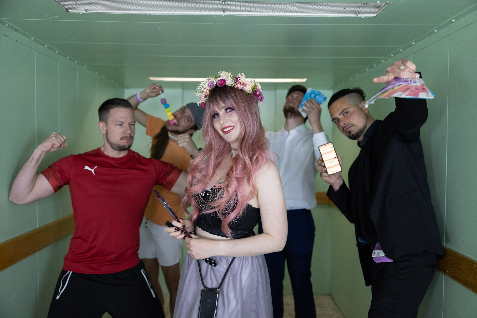 Sündflut parodiert Influencer in neuem Video