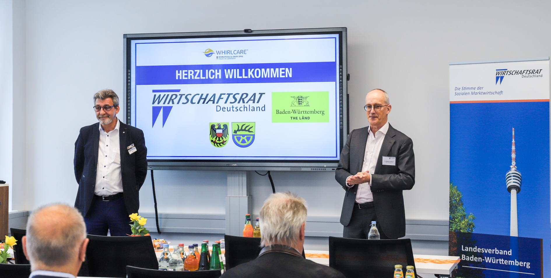 Otmar Knoll (l)& Dr. Martin Leonard (r) im Präsentationsraum von Whirlcare®