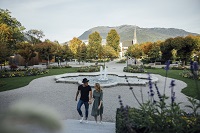 Erholsamer Spaziergang durch den Theaterhaus Park (c) Tom Son (Oberösterreich Tourismus_Bad Ischl)