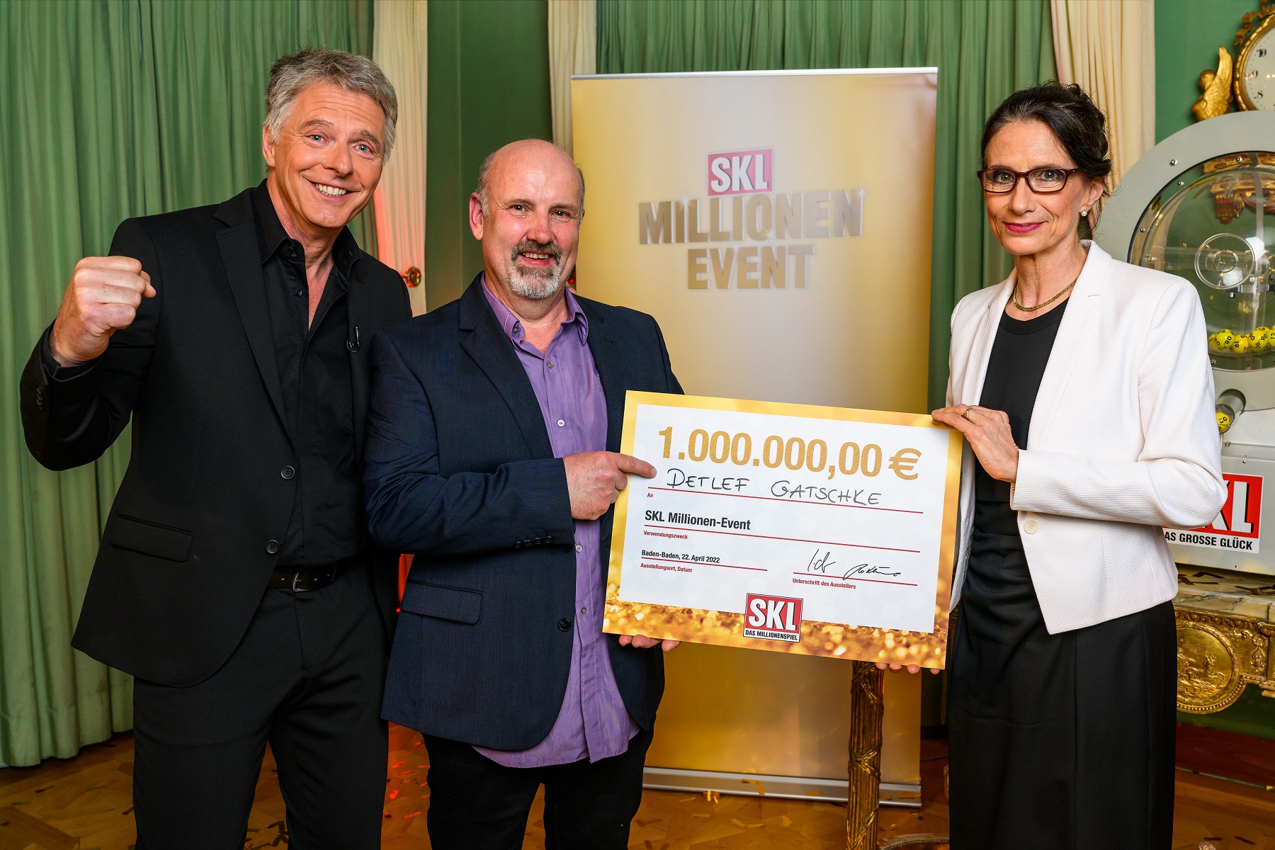 Neu-Millionär Detlef Gatschke mit Jörg Pilawa und Vorständin der GKL Dr. Bettina Rothärmel. (Bildquelle: GKL_Willi Weber) Neu-Millionär Detlef Gatschke mit Jörg Pilawa und Vorständin der GKL Dr. Bettina Rothärmel. (Bildquelle: GKL_Willi Weber)