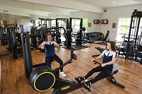 Trainieren mit modernen Kraft- und Cardiogeräten (Vila Vita Pannonia)