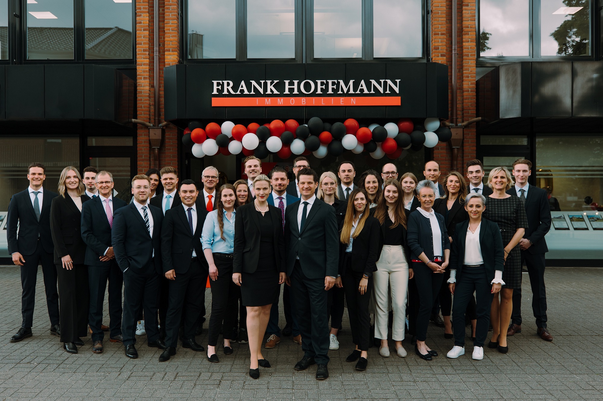 Das gesamte Team vor der Unternehmenszentrale (Die Bildrechte liegen bei dem Verfasser der Mitteilung.)