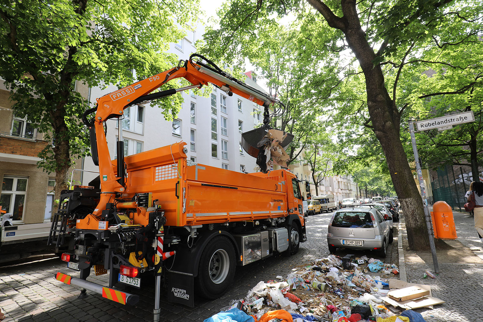 Heckmontierter Fassi Kran F 90 (Die Bildrechte liegen bei dem Verfasser der Mitteilung.)