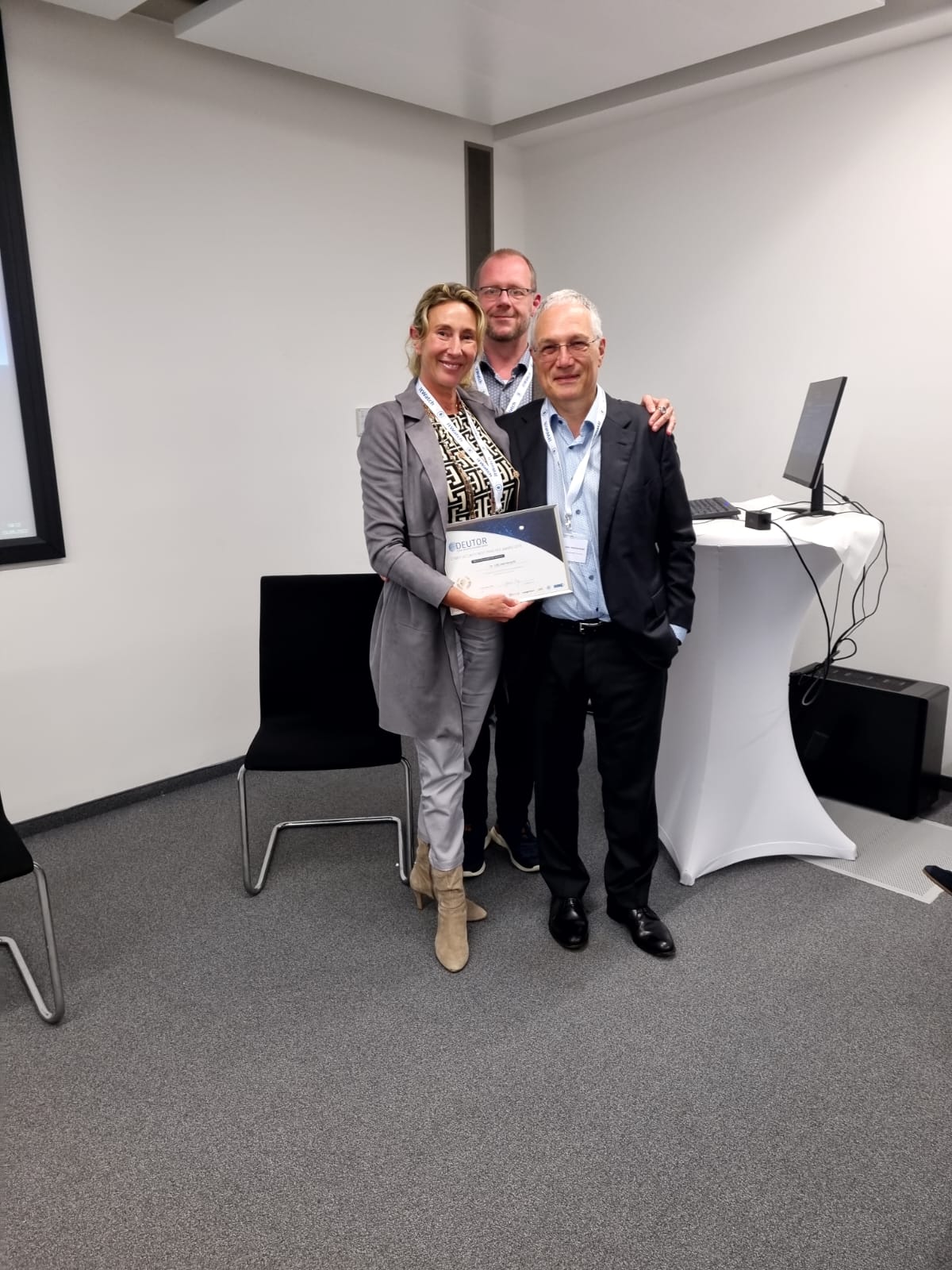 Dr. Stefanie Frey und Michael Bartschübergeben Dr. Helmbrecht den Award (Die Bildrechte liegen bei dem Verfasser der Mitteilung.) Dr. Stefanie Frey und Michael Bartschübergeben Dr. Helmbrecht den Award (Die Bildrechte liegen bei dem Verfasser der Mitteilung.)