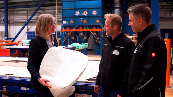 Rückverfolgbare Airbags: die REA-Kennzeichnungsprofit mit Birgit Zauner, UTT Technische Textilien (Die Bildrechte liegen bei dem Verfasser der Mitteilung.)