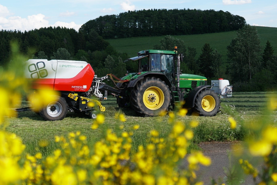 Produktion von Ballensilage mit der Unterstützung von Effektiven Mikroorganismen (Die Bildrechte liegen bei dem Verfasser der Mitteilung.) Produktion von Ballensilage mit der Unterstützung von Effektiven Mikroorganismen (Die Bildrechte liegen bei dem Verfasser der Mitteilung.)