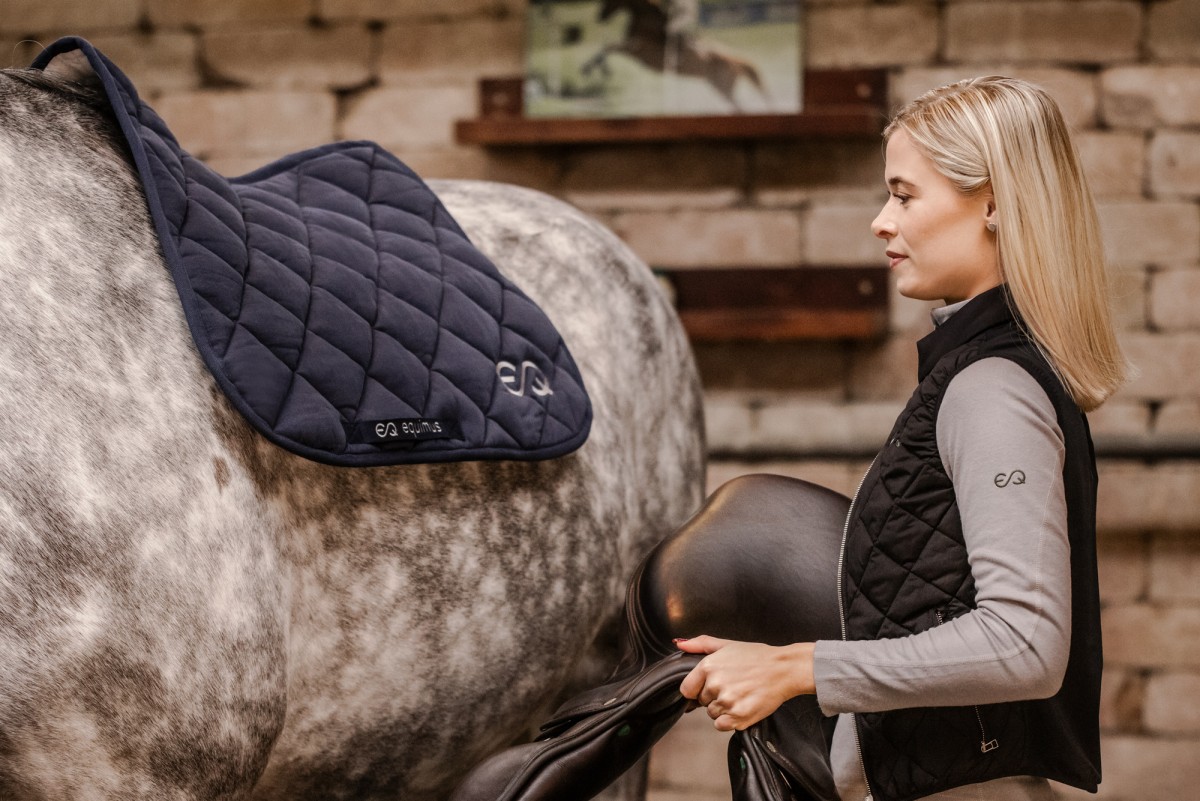 Die Füllung der Equimus-Schabracke besteht aus recycelten PET-Flaschen (© equimus) Die Füllung der Equimus-Schabracke besteht aus recycelten PET-Flaschen (© equimus)