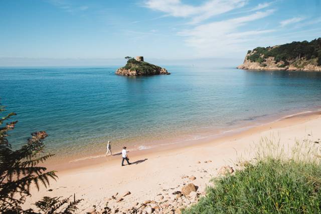 Zur Sauberkeit der Strände auf Jersey (hier Portelet Bay) können auch Urlauber beitragen. Foto: Visi