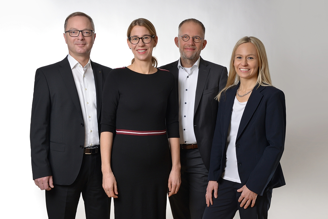 Christian Erlinger (l.), Knut Mersch (2.v.r.) mit Julia Klingspor (2.v.l.) und Verena Schechner (r.) (Die Bildrechte liegen bei dem Verfasser der Mitteilung.)