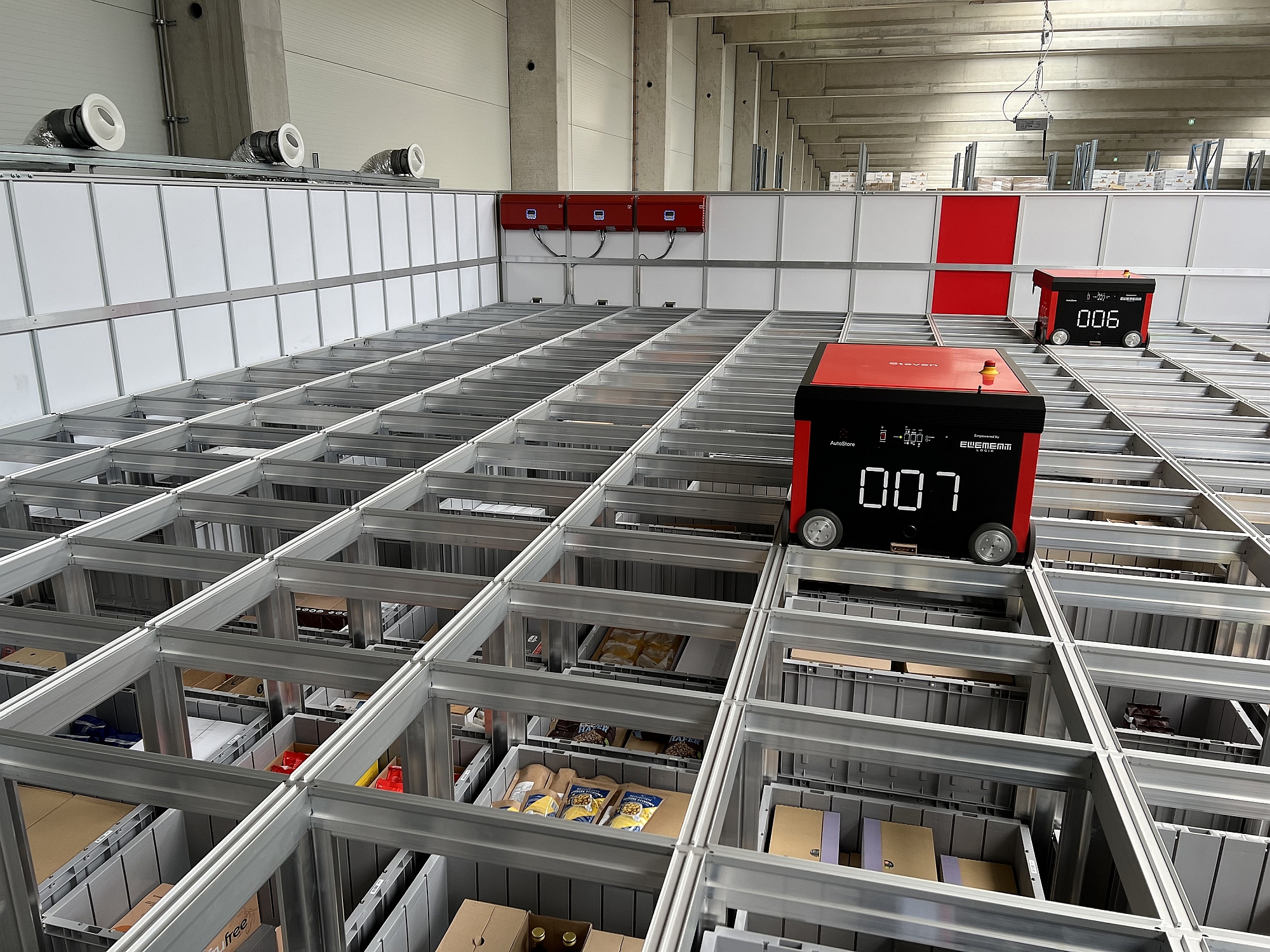 Dank eines maßgeschneiderten Konzepts konnte eine Kühlung in die AutoStore-Anlage integriert werden (links). Dank eines maßgeschneiderten Konzepts konnte eine Kühlung in die AutoStore-Anlage integriert werden (links).