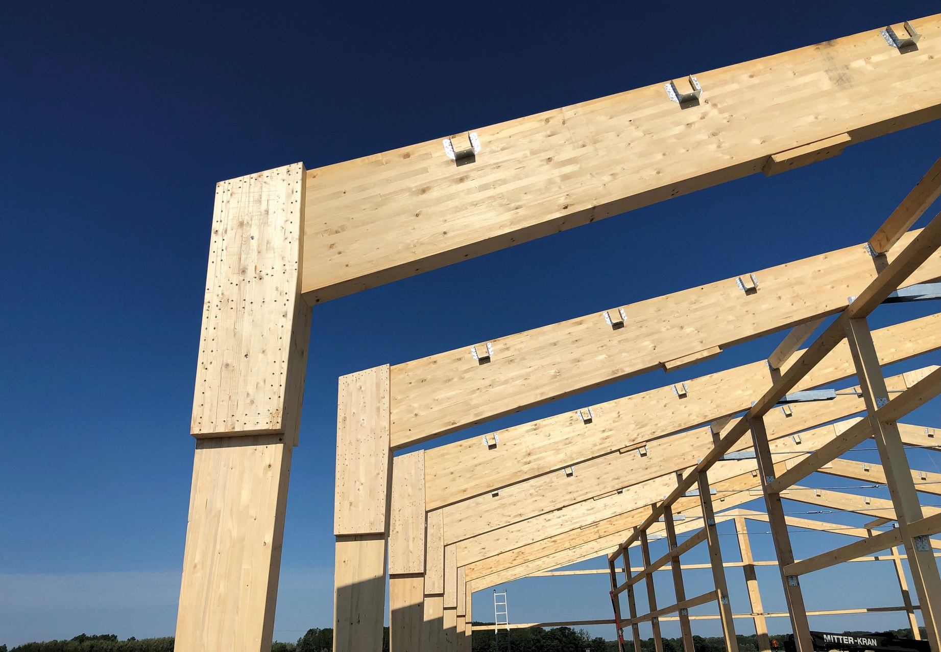 Mit dem Verbindungssystem Stabilix R können tragende Eckverbindungen im Hallenbau komplett in Holzbauweise realisiert werden. Mit dem Verbindungssystem Stabilix R können tragende Eckverbindungen im Hallenbau komplett in Holzbauweise realisiert werden.
