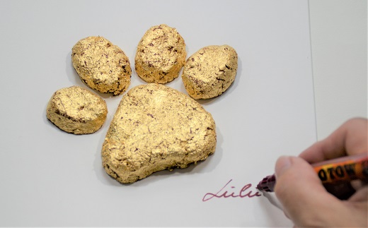 Skulptur veredelt mit Schwabacher Blattgold (Bildquelle: anubis-tierbestattungen.de)