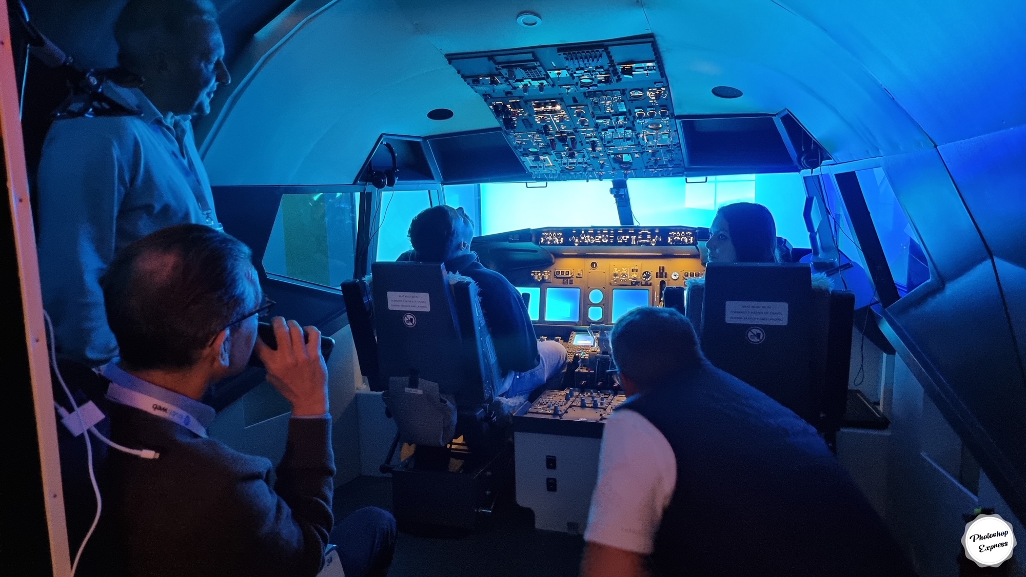 Jahresversammlung der CPH-Hotels - Teilnehmerinnen und Teilnehmer im Flugsimulator. Jahresversammlung der CPH-Hotels - Teilnehmerinnen und Teilnehmer im Flugsimulator.