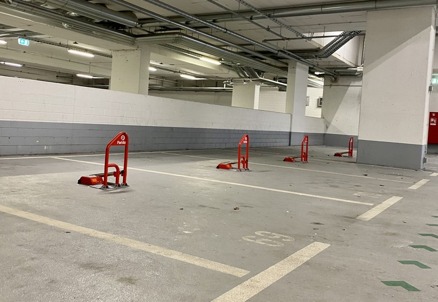 Das City Plaza Parkhaus in Wuppertal setzt bei der Verwaltung einiger Stellflächen auf das smarte Parkmanagement-System Parklio.