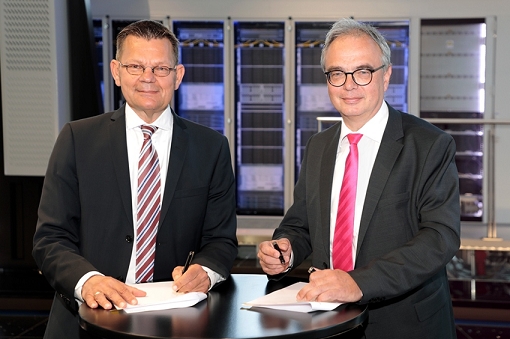 Helmut Binder, CEO Paessler, und Uwe Scharf, Geschäftsführer BUs und Marketing bei Rittal (v.l.) (Bildquelle: Rittal GmbH& Co. KG) Helmut Binder, CEO Paessler, und Uwe Scharf, Geschäftsführer BUs und Marketing bei Rittal (v.l.) (Bildquelle: Rittal GmbH& Co. KG)