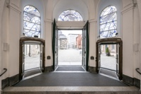 Der Haupteingang des Doms mit der 3-Zonen-Reinigung von emco Bautechnik