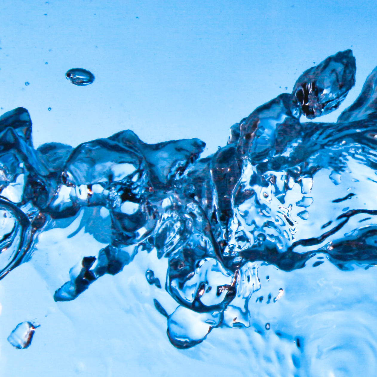 Wasserstrahlschneiden nutzt Wasser, das mit Hochdruck aus Düsen gepresst sird. Wasserstrahlschneiden nutzt Wasser, das mit Hochdruck aus Düsen gepresst sird.