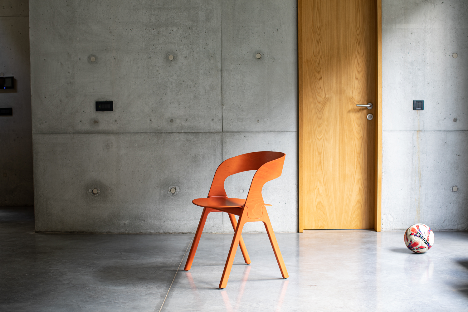 Der Lavi Dining Chair vereint Raffinesse und Minimalismus (Die Bildrechte liegen bei dem Verfasser der Mitteilung.)
