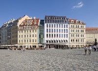 Das schmale Glashaus setzt einen modernen Akzent im historischen Ensemble Fotos: Johannes Vogt / IPR