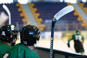Klebstoffe finden sich in der Eishockey-Ausrüstung von Kopf bis Fuß.  Foto: Photo Mix auf Pixabay