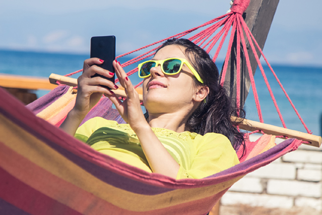 Viele Urlauber buchen ihre Reise mittlerweileüber das Internet. (Bildquelle: ERGO Group)