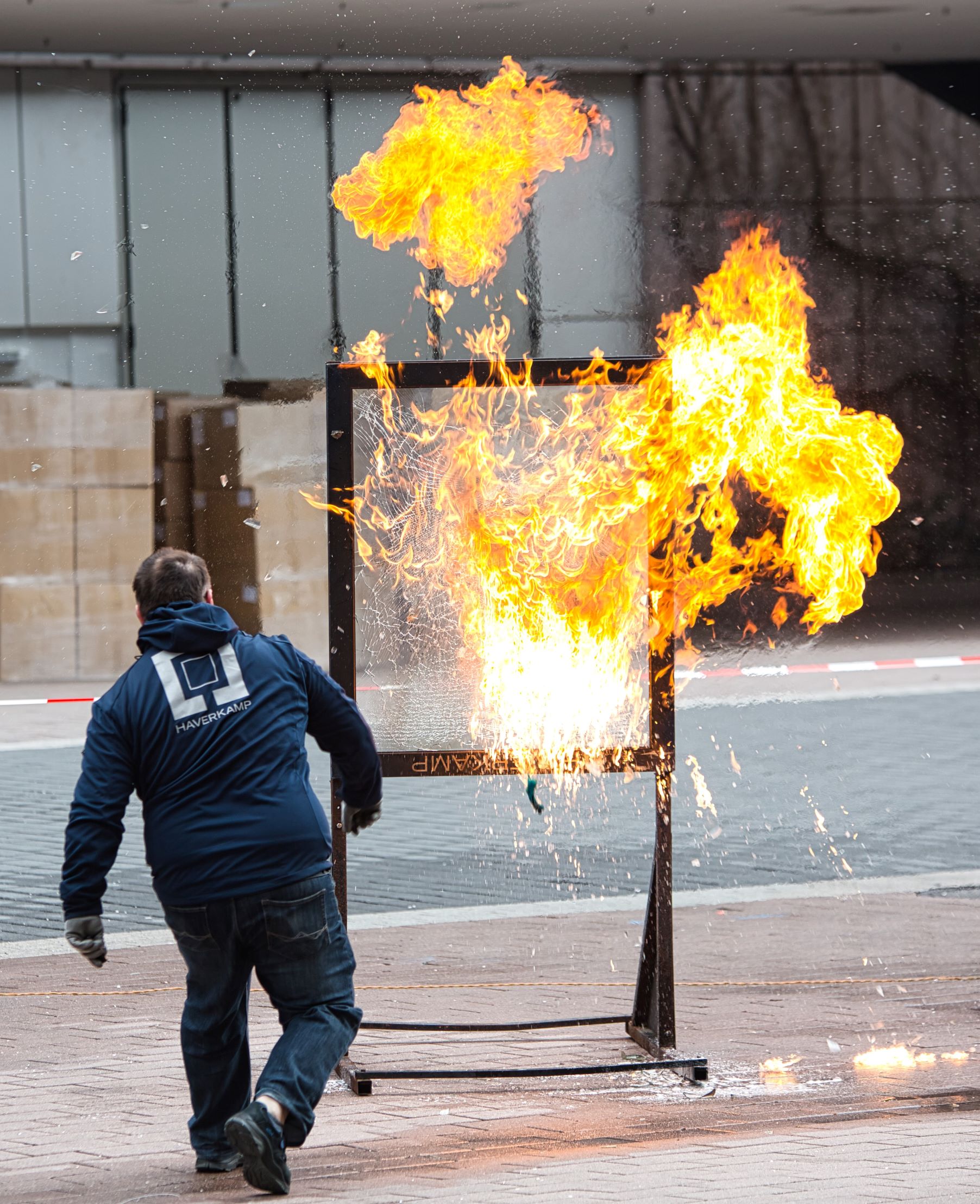 Beschichtete Flachglasscheibe wird mit Molotowcocktail beworfen. Fotoquelle: EMW GmbH