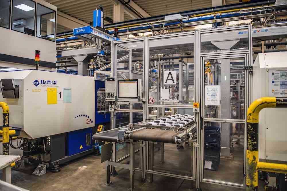 2-K-Spritzguss ist schneller und günstiger auf zwei als auf einer Maschine (GS Kunststofftechnik).