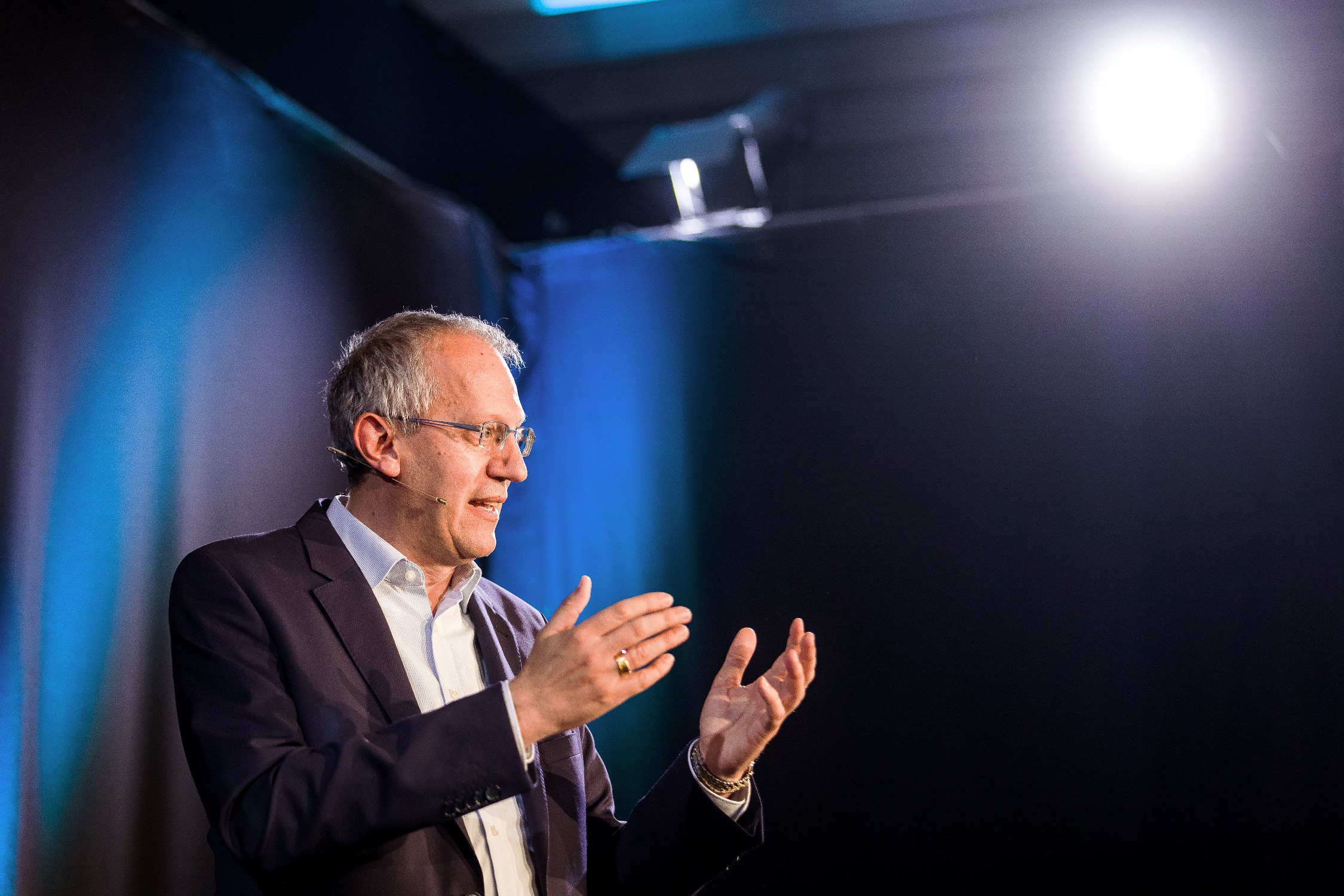 Hagen Aescht bei seinem Hack"Vom Geld zum Glück" (Foto: Dominik Pfau) (Die Bildrechte liegen bei dem Verfasser der Mitteilung.) Hagen Aescht bei seinem Hack"Vom Geld zum Glück" (Foto: Dominik Pfau) (Die Bildrechte liegen bei dem Verfasser der Mitteilung.)