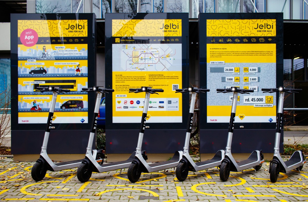 Bird und Jelbi-App der Berliner Verkehrsbetriebe (BVG) (© BVG / Elke Stamm)