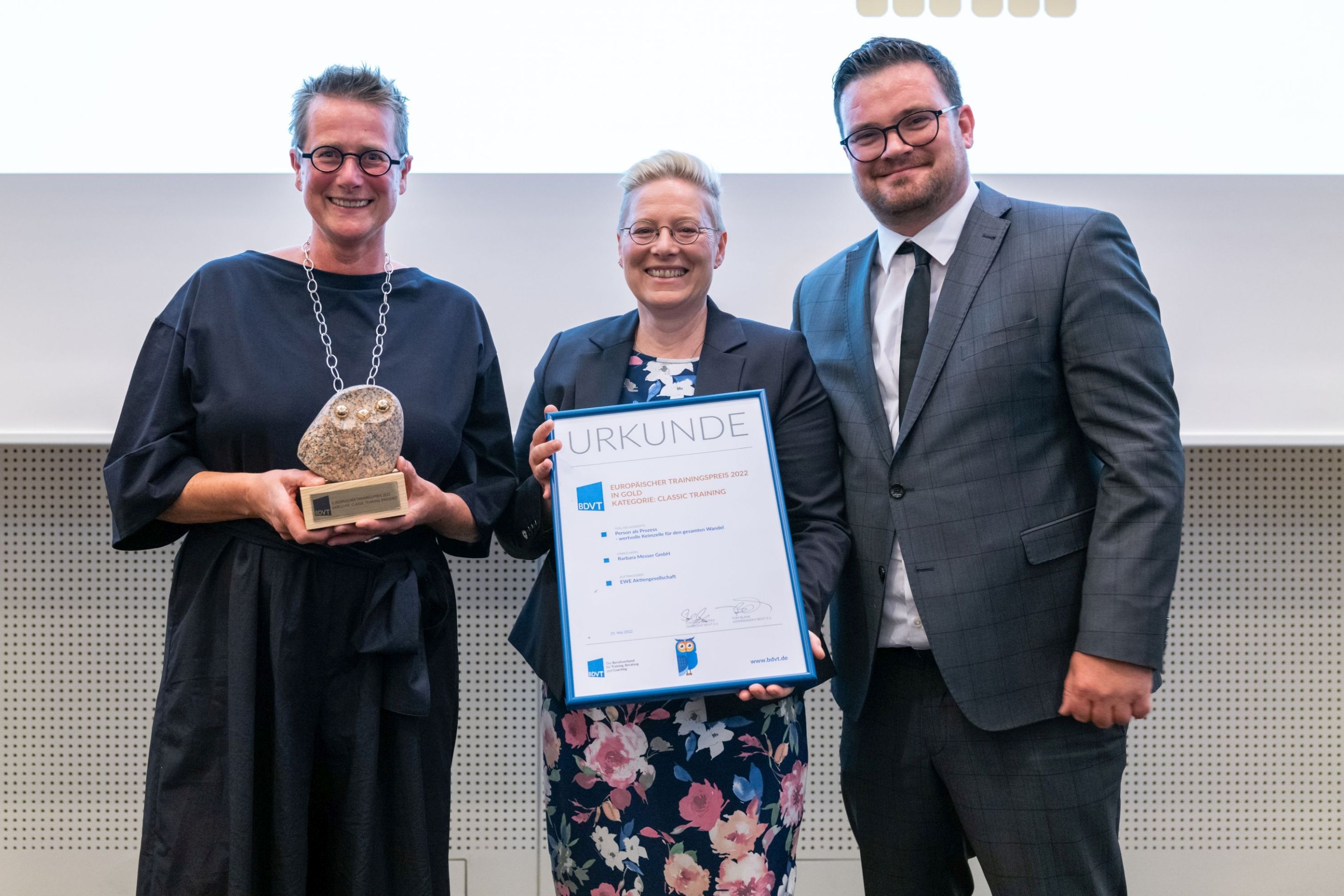 Gewinnerteam (v.l.): Barbara Messer, Eva-Maria Müller (EWE AG), Marcus Erdmann (Team Barbara Messer) (Bildquelle: J. Konrad Schmidt, BFF Professional) Gewinnerteam (v.l.): Barbara Messer, Eva-Maria Müller (EWE AG), Marcus Erdmann (Team Barbara Messer) (Bildquelle: J. Konrad Schmidt, BFF Professional)