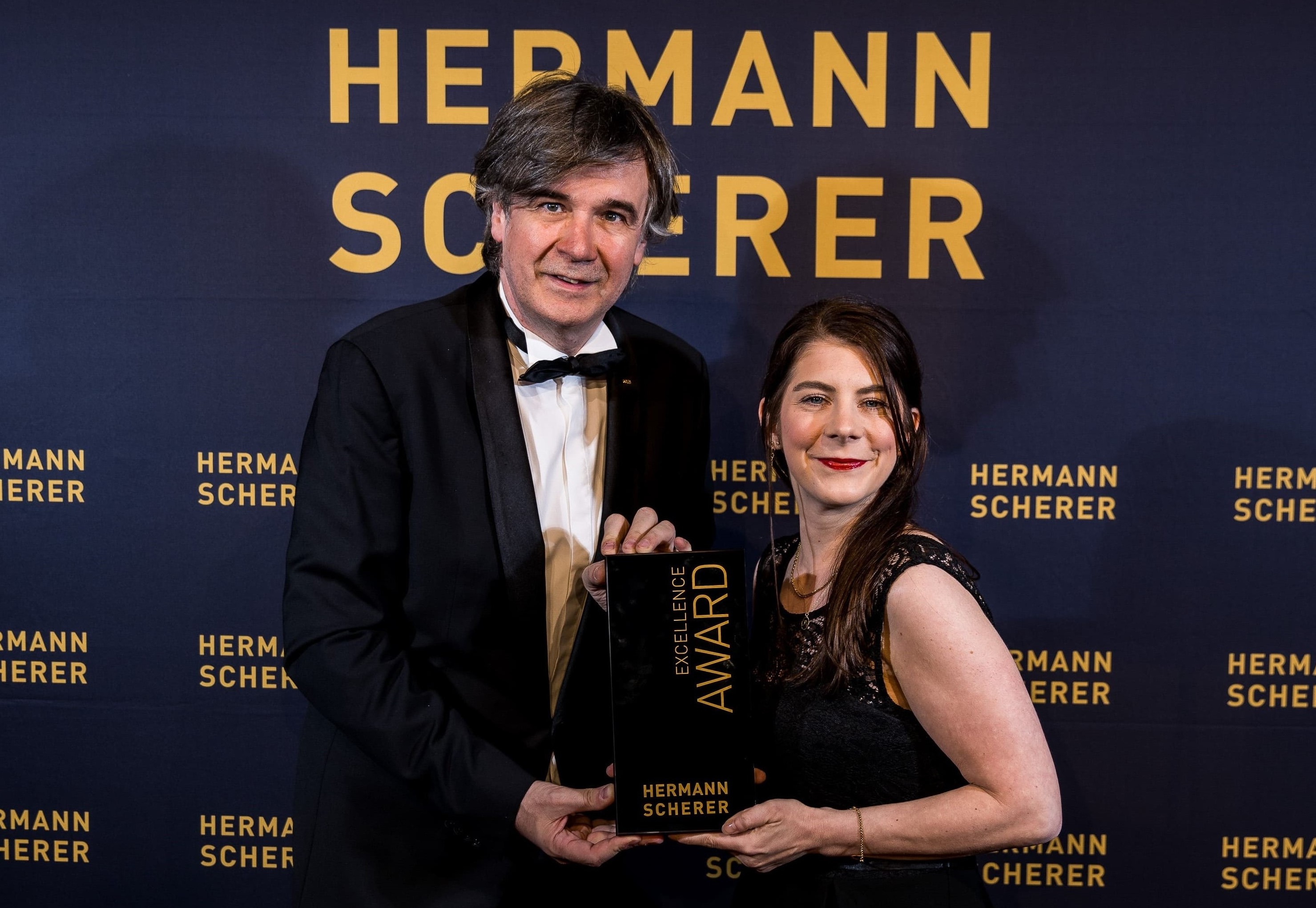 Jennifer Tomandl erhält Excellence Award für ihre Rede von Hermann Scherer. Foto: Dominik Pfau (Die Bildrechte liegen bei dem Verfasser der Mitteilung.) Jennifer Tomandl erhält Excellence Award für ihre Rede von Hermann Scherer. Foto: Dominik Pfau (Die Bildrechte liegen bei dem Verfasser der Mitteilung.)