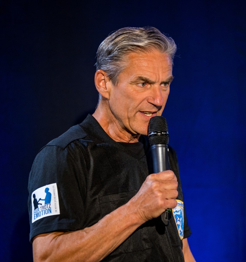 Wolfgang Bertol Gewinner des Excellence Awards und Weltrekordhalter 3. Internationaler Speaker Slam  (© Dominik Pfau)