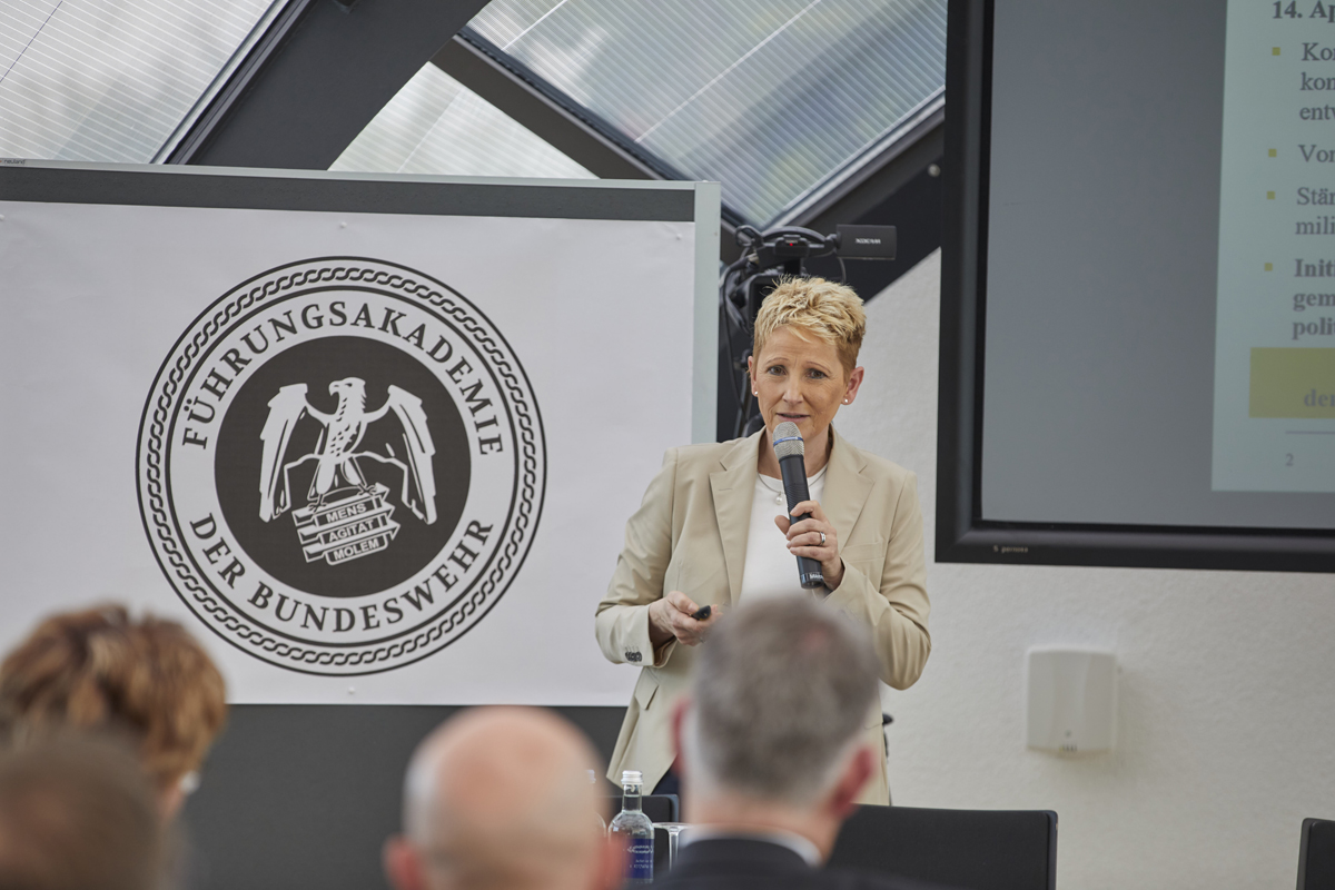 Forderte mehr Dialog zwischen Wirtschaft, Bundeswehr und Politik: Dr. Yvonne Zimmermann (ADG) (Die Bildrechte liegen bei dem Verfasser der Mitteilung.)