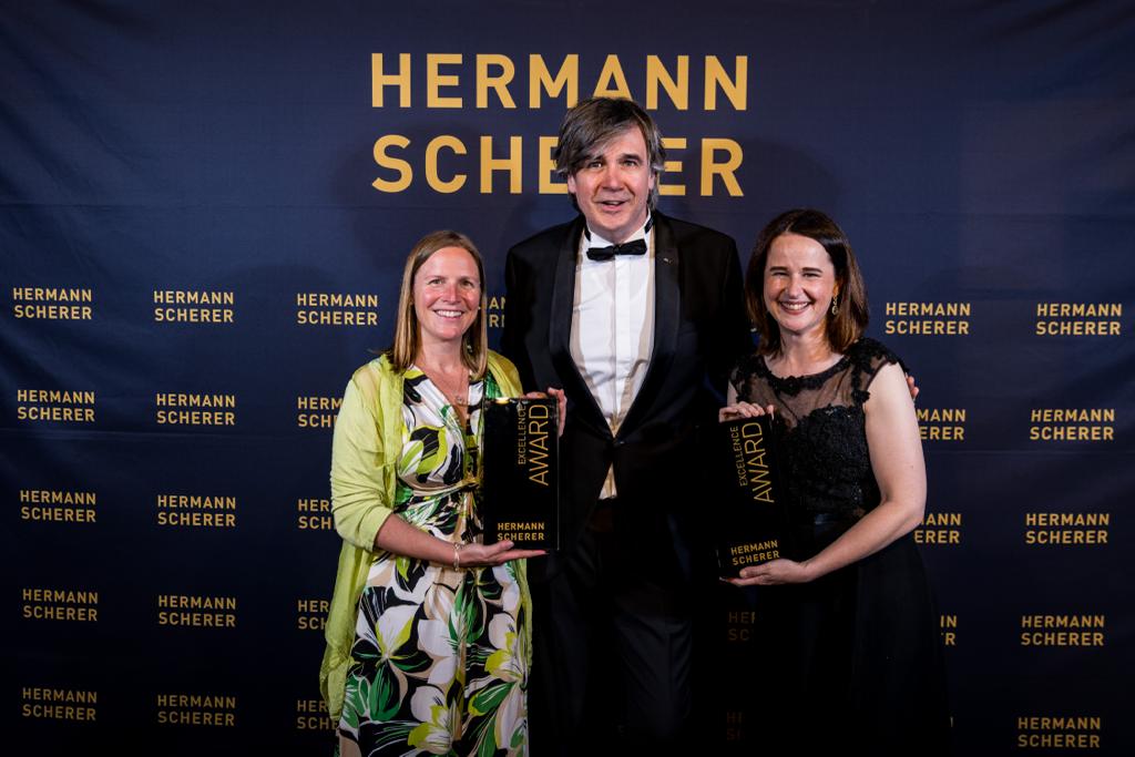 Christina Kogler und Miriam Suchet bei derÜbergabe des Excellence Awards (Bildquelle: @ Dominik PFAU)
