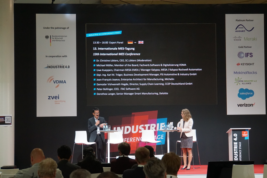 Michael Möller im Gespräch mit Dr. Christine Lötters auf der HANNOVER MESSE 2022 (Die Bildrechte liegen bei dem Verfasser der Mitteilung.) Michael Möller im Gespräch mit Dr. Christine Lötters auf der HANNOVER MESSE 2022 (Die Bildrechte liegen bei dem Verfasser der Mitteilung.)