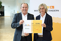 Scheckübergabe mit Wolfram Kons (Gesamtleiter RTL Charity); Bildquelle: RTL D, Frank Hempel Scheckübergabe mit Wolfram Kons (Gesamtleiter RTL Charity); Bildquelle: RTL D, Frank Hempel