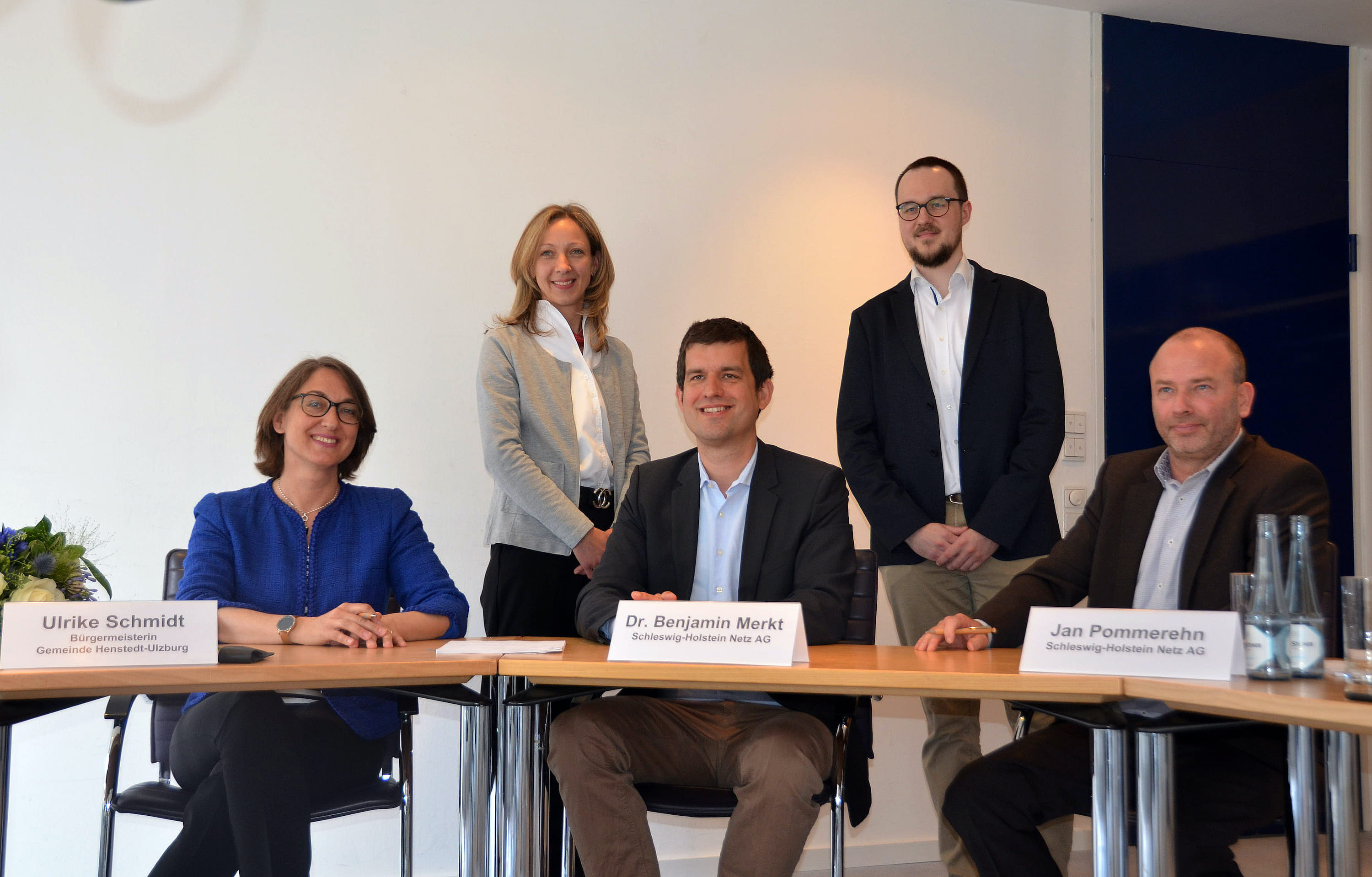 Vertragsunterzeichnung im Rathaus: Ulrike Schmidt, Antje Heydecke, Dr. Benjamin Merkt, Malte Peikenkamp und Dr. Jan Pommerehn. Vertragsunterzeichnung im Rathaus: Ulrike Schmidt, Antje Heydecke, Dr. Benjamin Merkt, Malte Peikenkamp und Dr. Jan Pommerehn.