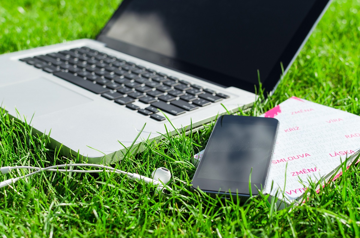 CARMAO gibt Tipps für die Datensicherheit: Warum Datenschutz bei mobiler Arbeit mitreisen muss (Bildquelle: Notebook_Handy_Wiese_Bild von Goumbik auf Pixabay) CARMAO gibt Tipps für die Datensicherheit: Warum Datenschutz bei mobiler Arbeit mitreisen muss (Bildquelle: Notebook_Handy_Wiese_Bild von Goumbik auf Pixabay)