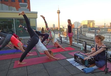 Beim„Rooftop Yoga“fasziniert der Ausblick von der Dachterrasse des Courtyard by Marriott Düsseldor (Bildquelle: Claudia Wingens)