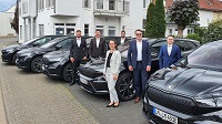 Matthias Leimpek (2. von rechts) konnte die ersten neuen E-Autos an fünf Mitarbeitende übergeben. Matthias Leimpek (2. von rechts) konnte die ersten neuen E-Autos an fünf Mitarbeitende übergeben.