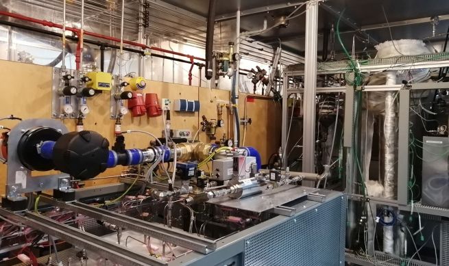 Der Prüfstand mit dem MultiSchiBZ-Feststoff-(SOFC) Brennstoffzellensystem im OWI-Labor. (Die Bildrechte liegen bei dem Verfasser der Mitteilung.) Der Prüfstand mit dem MultiSchiBZ-Feststoff-(SOFC) Brennstoffzellensystem im OWI-Labor. (Die Bildrechte liegen bei dem Verfasser der Mitteilung.)