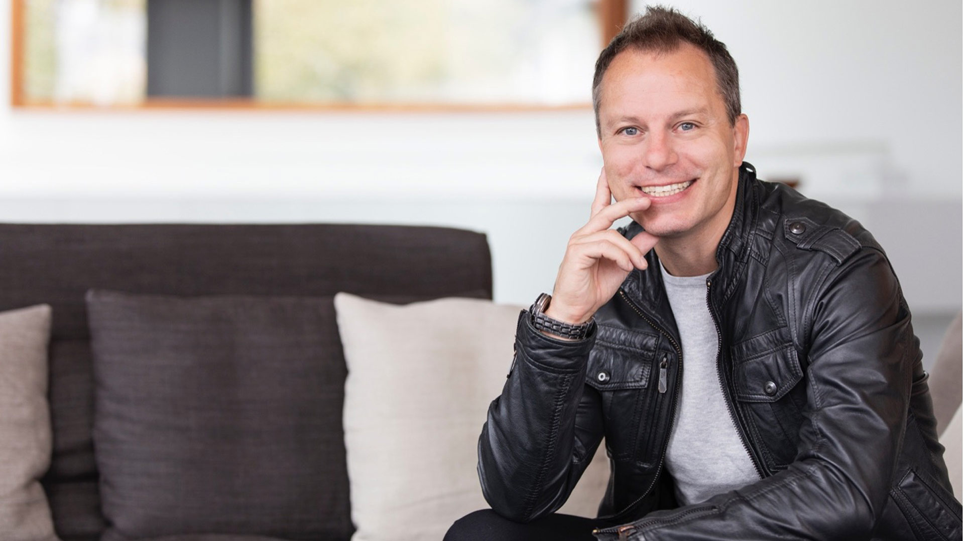 Dr. Peter Aschenbrenner spricht im Interview mit HR Todayüber sein Buch„The Boss“und darüber, was (Die Bildrechte liegen bei dem Verfasser der Mitteilung.)