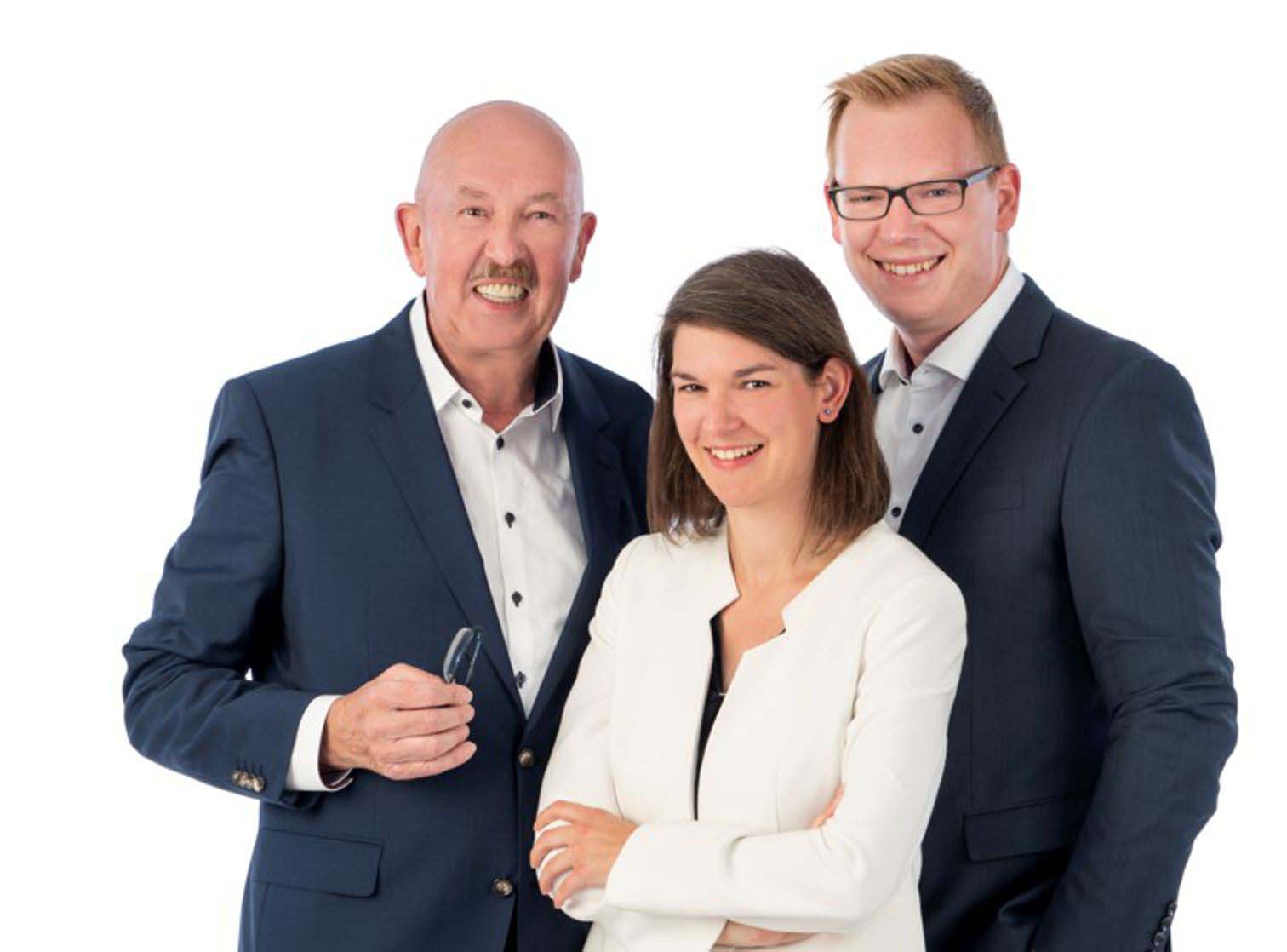 Peter Dücker mit Julia Dücker und Markus Dücker, die Geschäftsführenden Gesellschafter der Dücker conveyor systems GmbH.