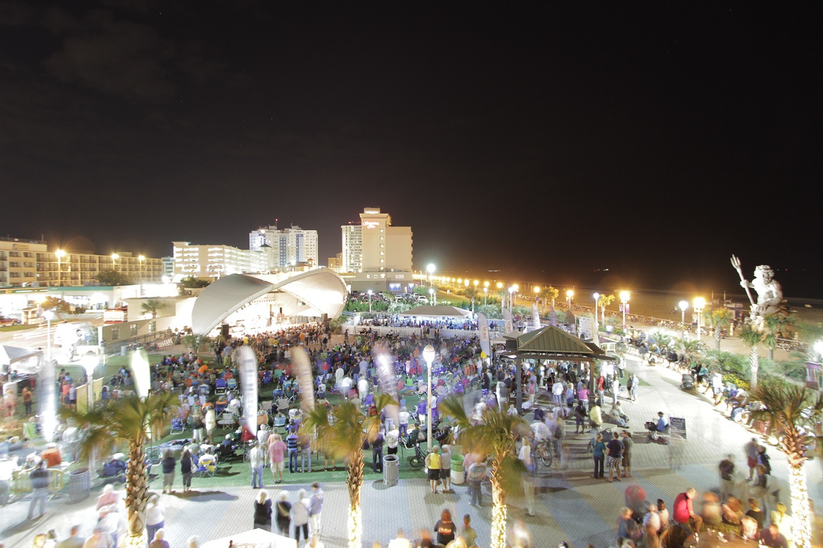 Auch in den Sommernächten wird in Virginia Beach viel geboten. (Bildquelle: Virginia Beach CVB) Auch in den Sommernächten wird in Virginia Beach viel geboten. (Bildquelle: Virginia Beach CVB)