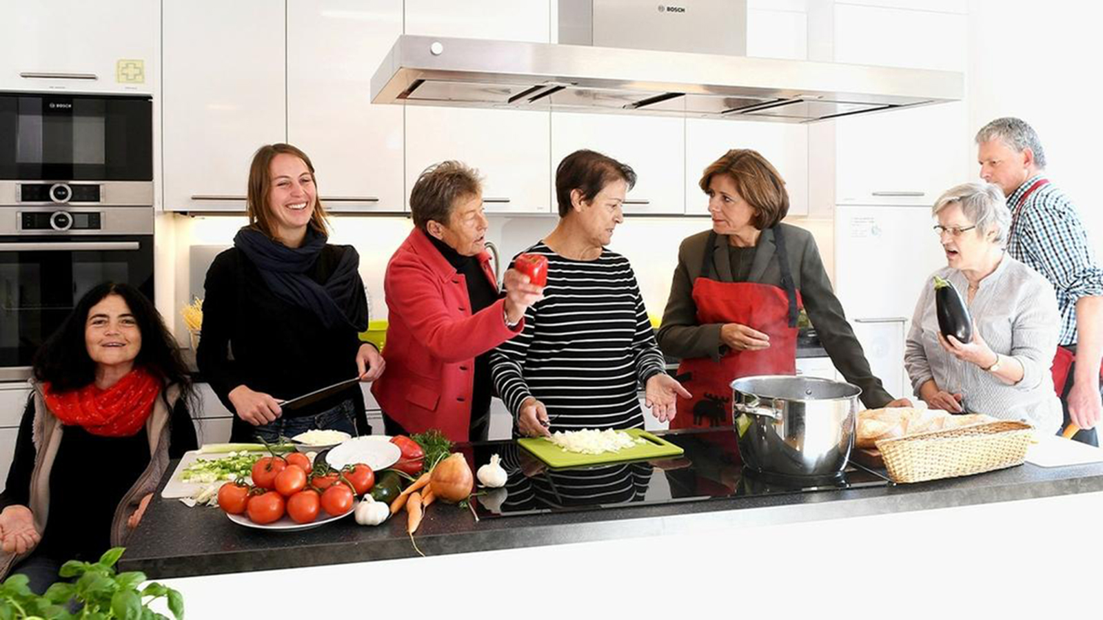 Gemeinschaftskochen im Schammatdorf mit Malu Dreyer (©Staatskanzlei RLP/ Schäfer)  
