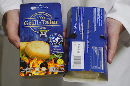 Mit dem REA JET HR kommen Barcode und Klarschrift auf die Käsepackung. (Die Bildrechte liegen bei dem Verfasser der Mitteilung.) Mit dem REA JET HR kommen Barcode und Klarschrift auf die Käsepackung. (Die Bildrechte liegen bei dem Verfasser der Mitteilung.)