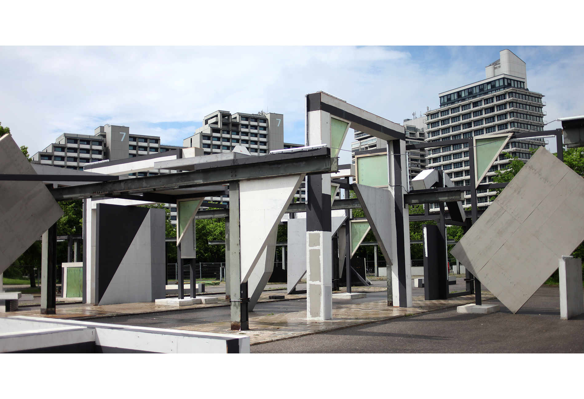 Kunstinstallation von Clemens Behr am ehemaligen Busbahnhof Olympiazentrum München Kunstinstallation von Clemens Behr am ehemaligen Busbahnhof Olympiazentrum München