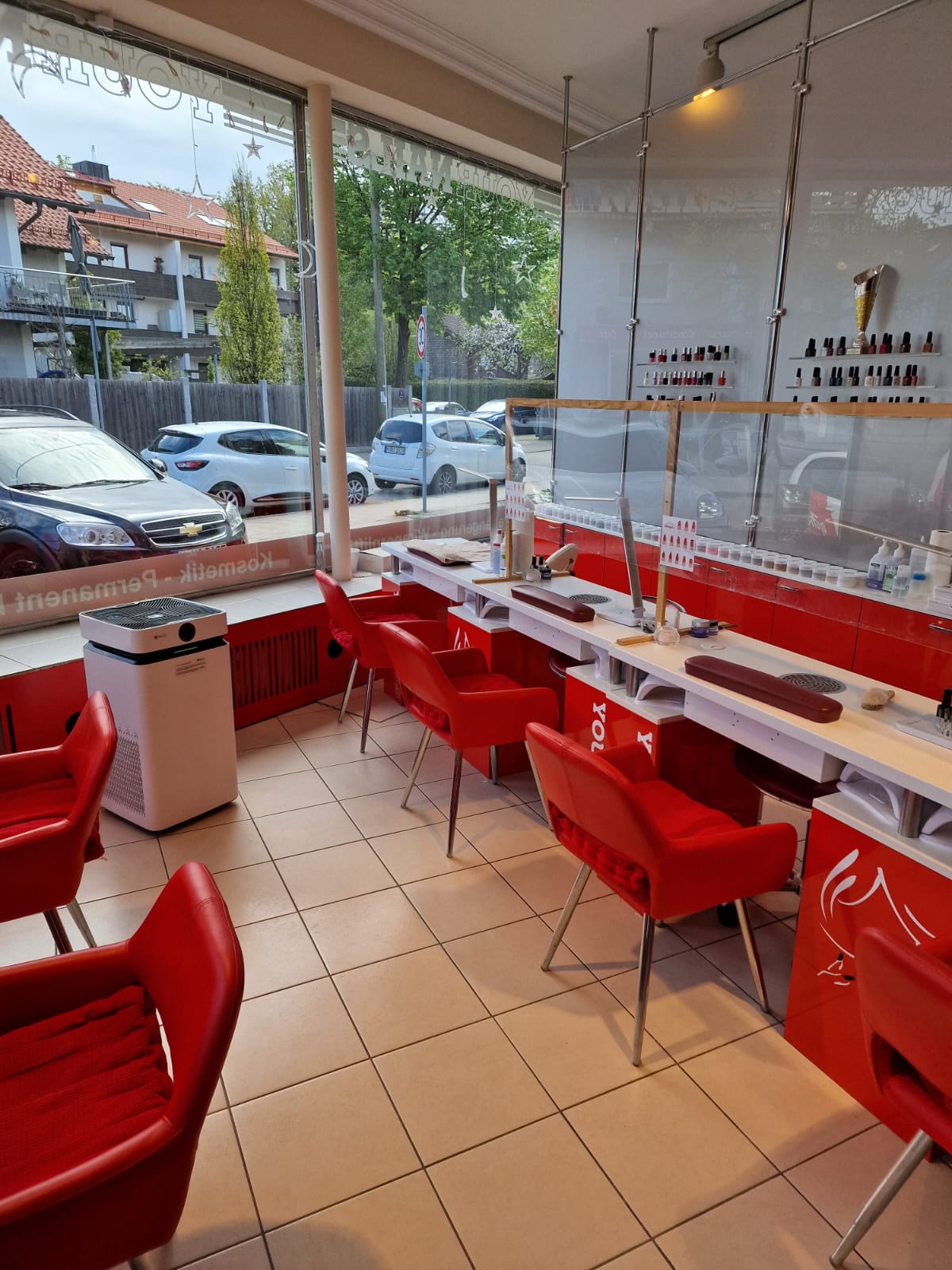 Airdog-Luftreiniger im Nagelstudio YourNails in Ottobrunn (Die Bildrechte liegen bei dem Verfasser der Mitteilung.)