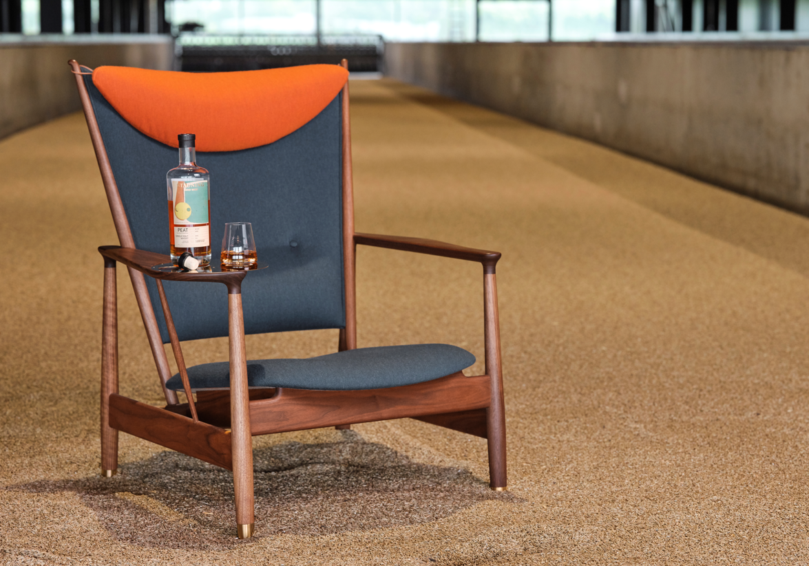 Finn Juhl Whisky-Stuhl mit Stauning Single Malt Finn Juhl Whisky-Stuhl mit Stauning Single Malt